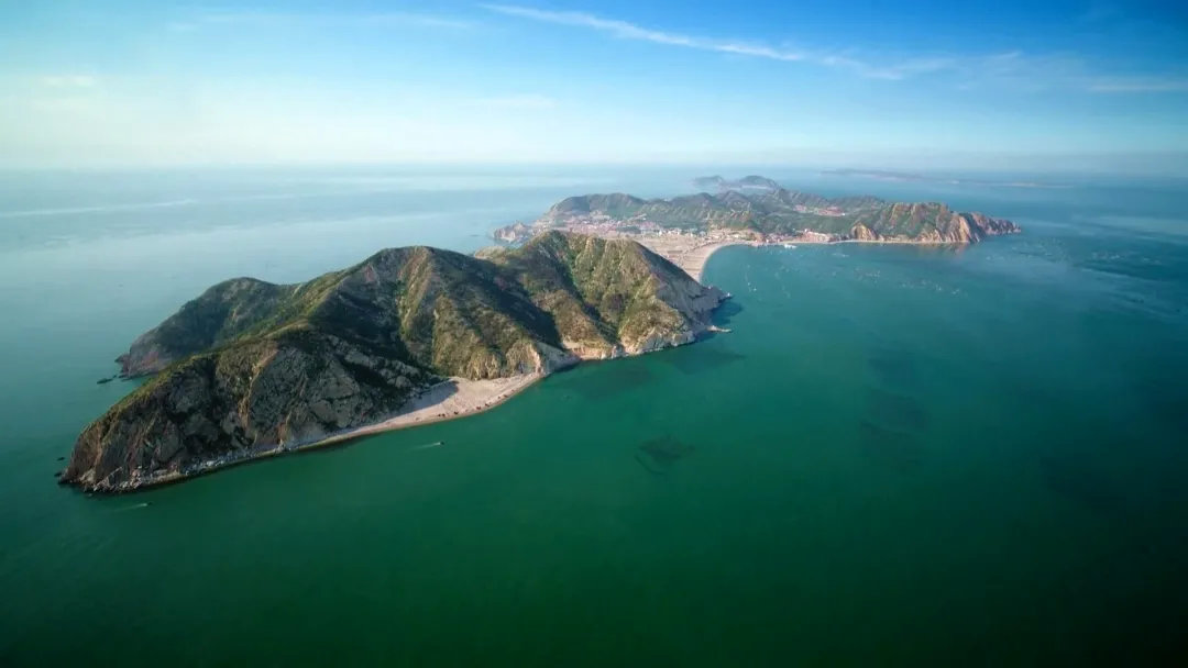 海防預(yù)警方案、海防監(jiān)測(cè)和預(yù)警監(jiān)控系統(tǒng)適合采用制冷型光電轉(zhuǎn)臺(tái)球型攝像機(jī)作為前端硬件